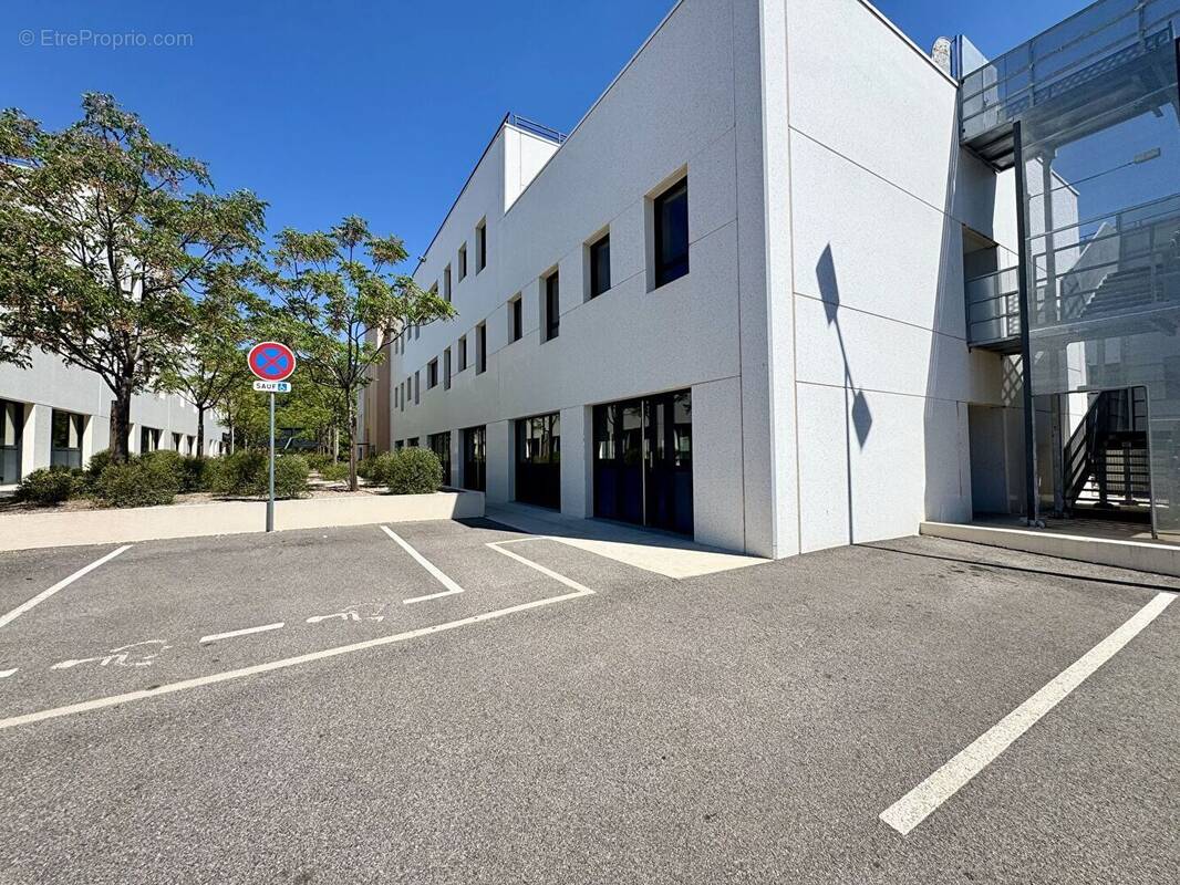Commerce à LE CANNET-DES-MAURES