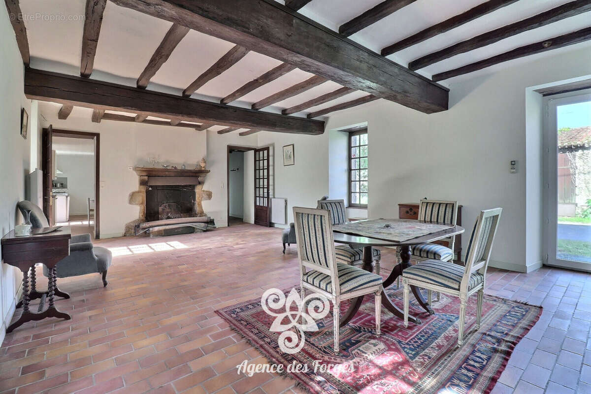 Maison à SAINT-MACAIRE-EN-MAUGES