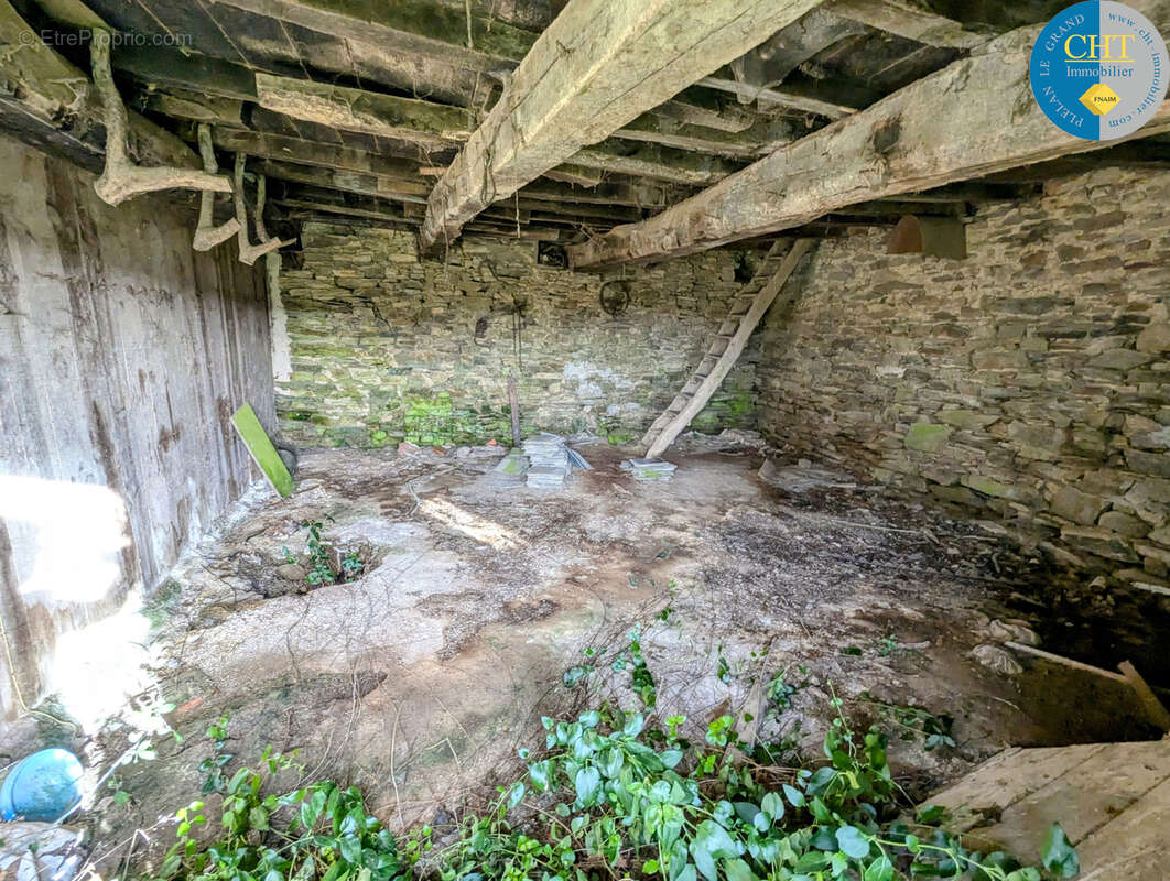 À Tréal, Maison à rénover d'environ 140m2 à acheter 30 100 € - photo 5