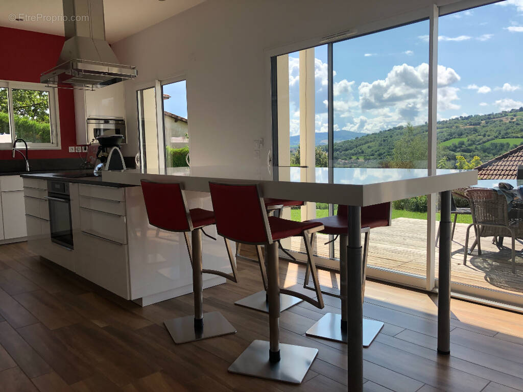 Maison à LES MARTRES-DE-VEYRE