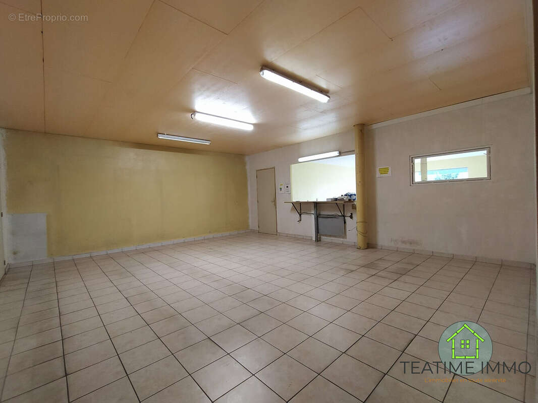 Commerce à CHATEAUNEUF-DU-FAOU