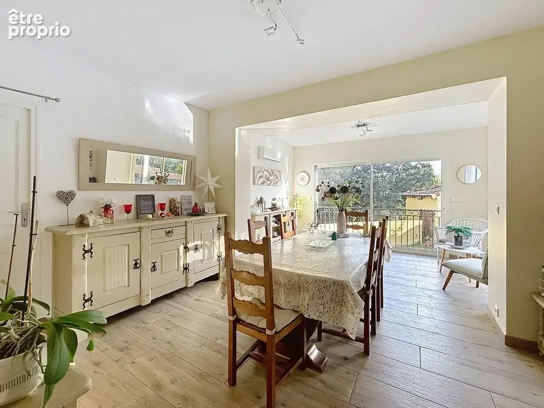 NIMES- Maison 171 m², 5 chambres, piscine et dépendances - photo 3