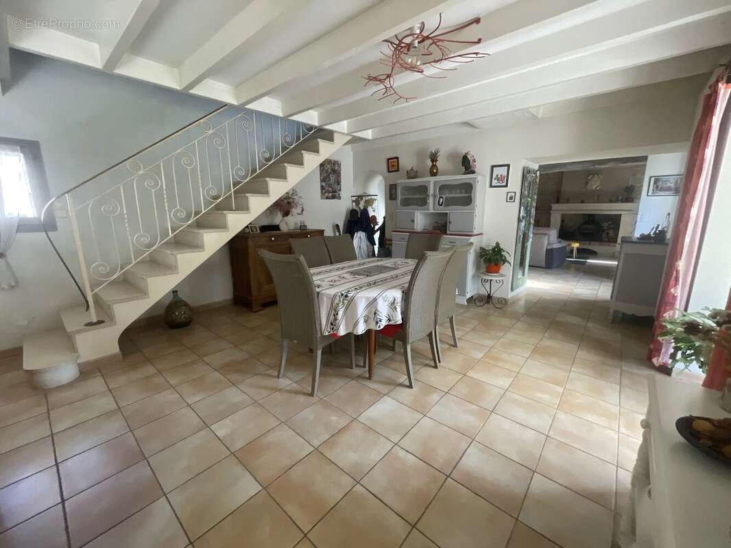 Belle maison en pierre avec dépendances – 167 m² - photo 4