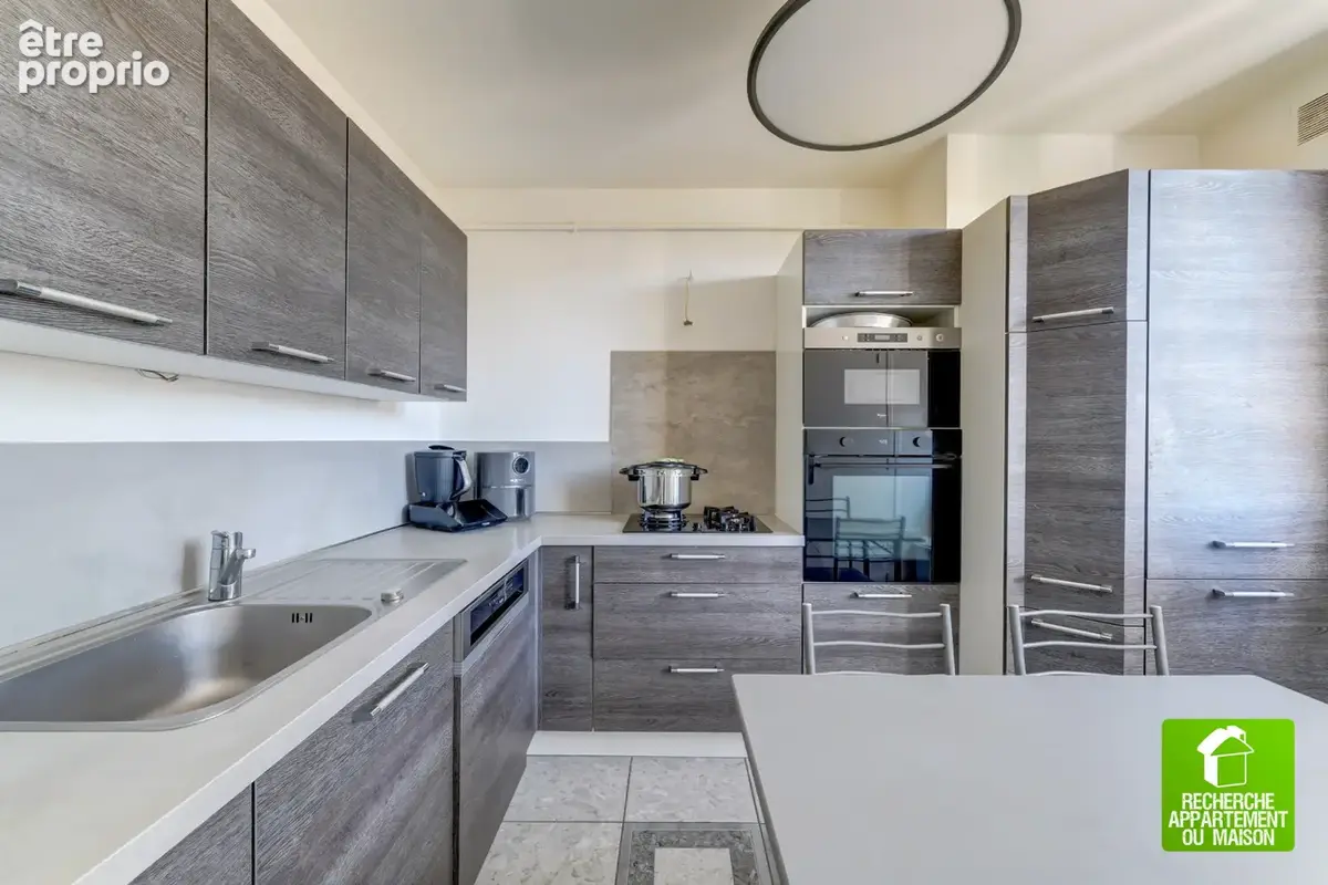 T4 rénové 71 m2 - Mermoz - La Plaine Santy - photo 7