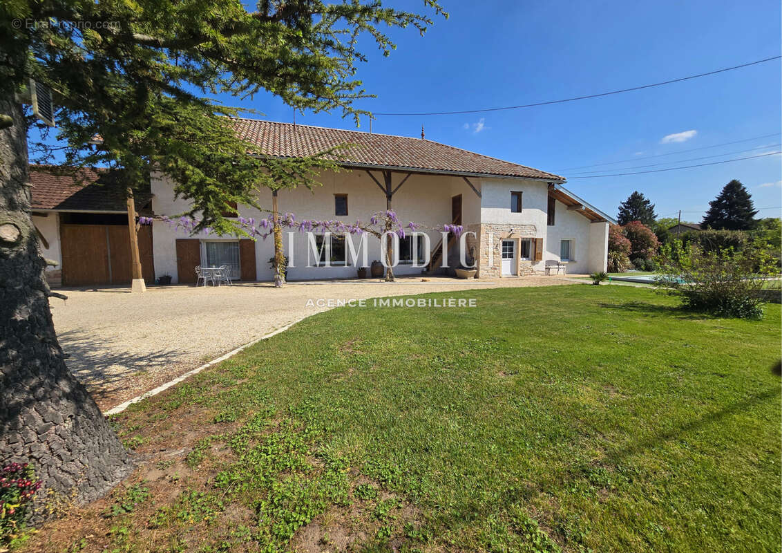 Maison à BAGE-LE-CHATEL