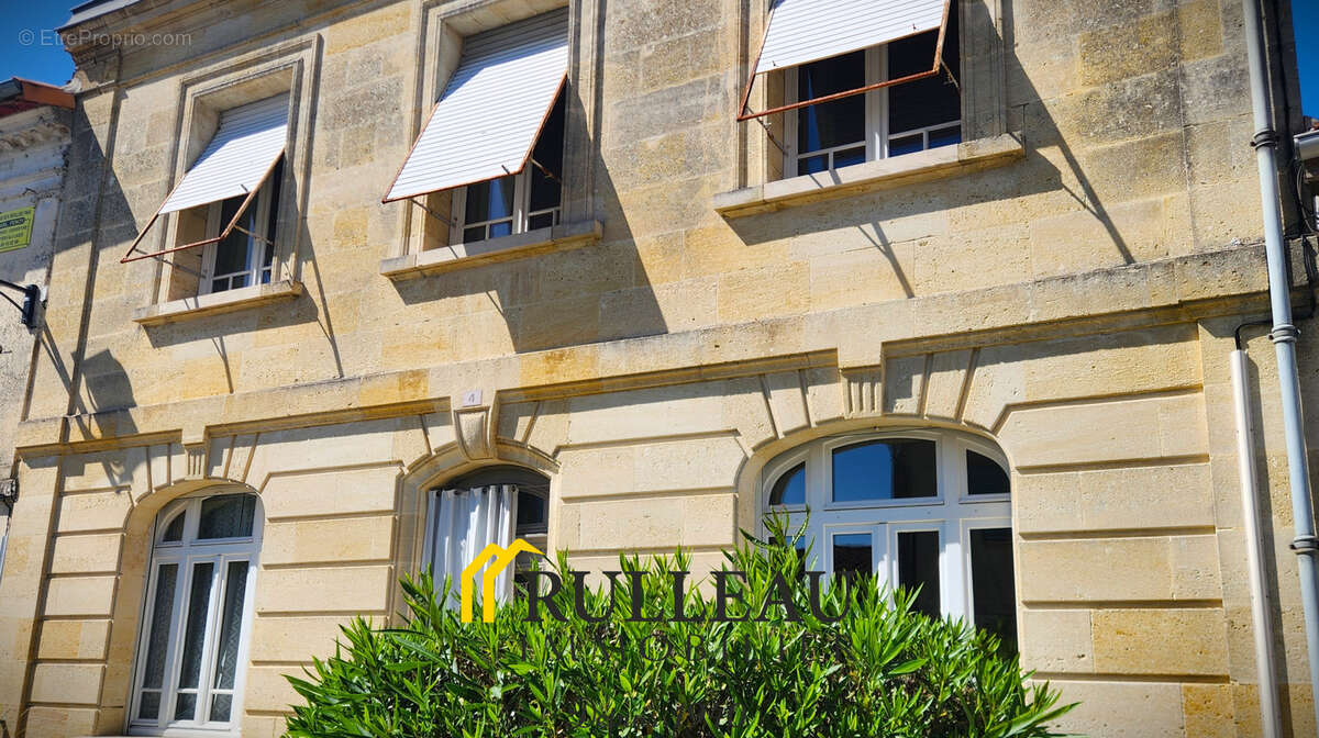 Maison de bourg en pierre de 168 m2 - 6 pièces - avec dépendance et jardin de 950 m2 proche Saint-André-de-Cub - photo 2