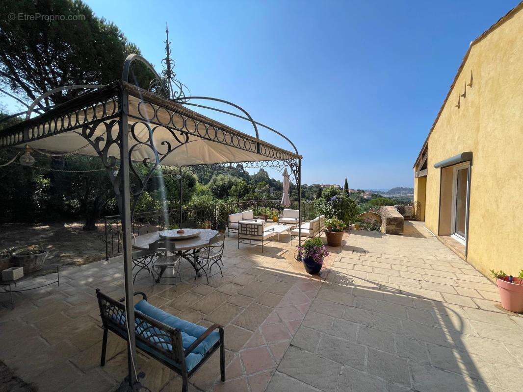 A vendre superbe villa avec vue mer a cavalaire sur mer dans le golfe de saint tropez - photo 10