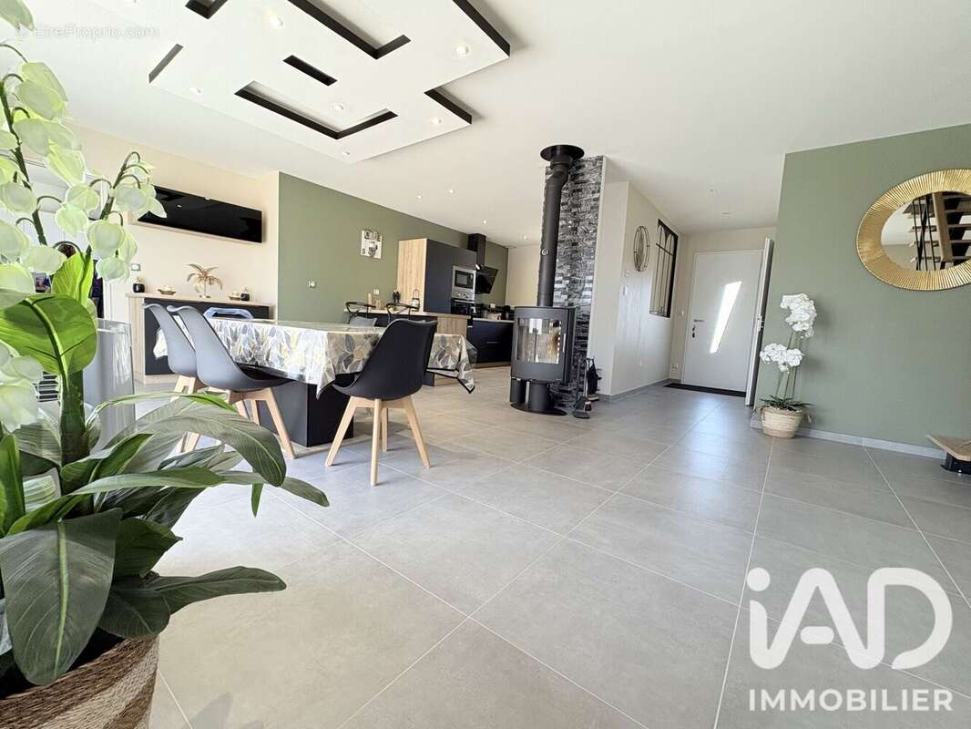 Maison 134 m² à Villebernier  - photo 3