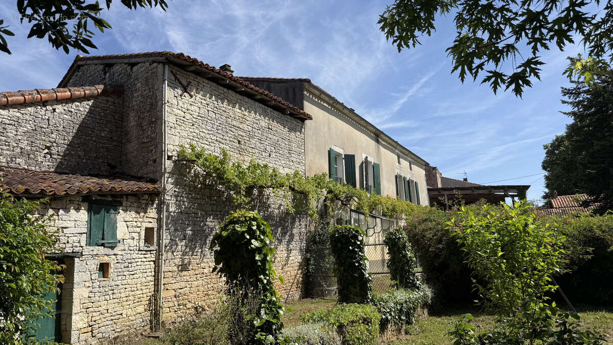 Maison à AUNAC