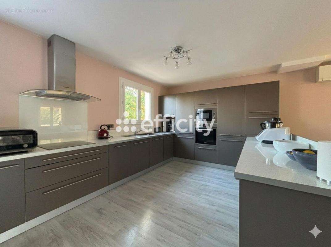 Maison à SIMIANE-COLLONGUE