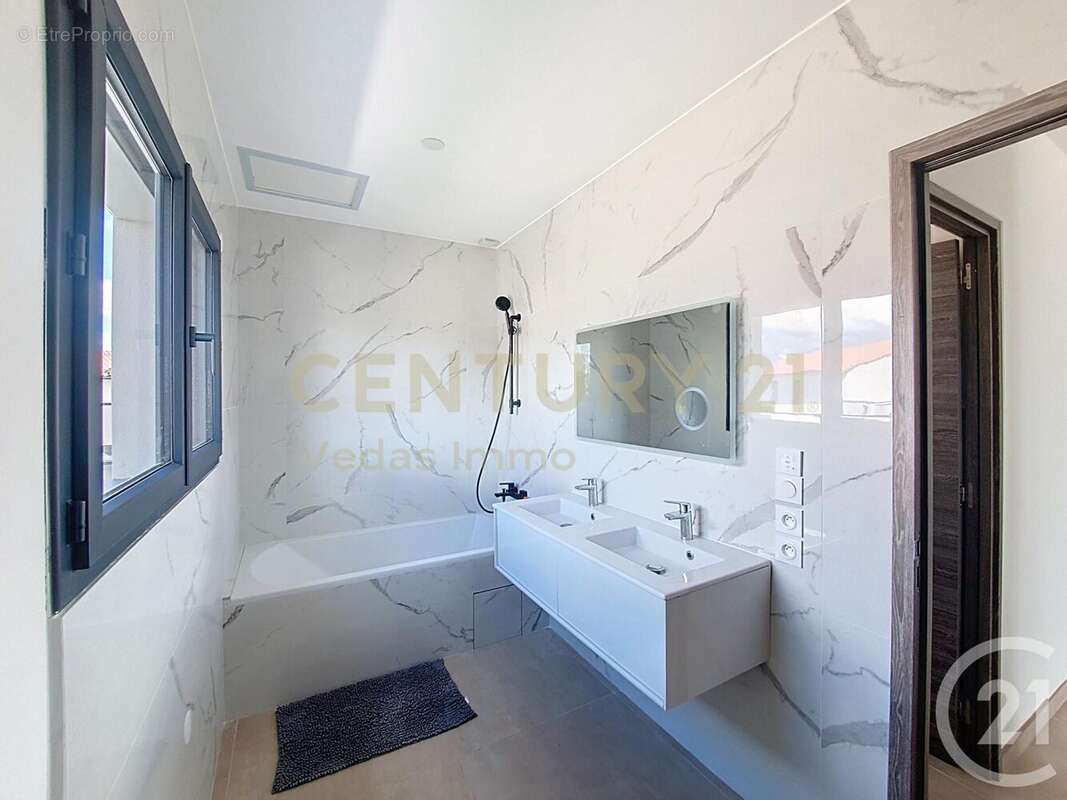 Maison à SAINT-BRES