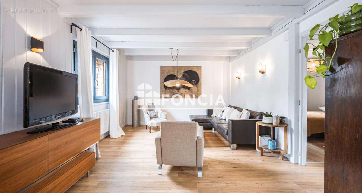 Taconnaz – Superbe chalet rénové de 120 m² avec vue, terrain de 849 m² et permis d'agrandissement - photo 12