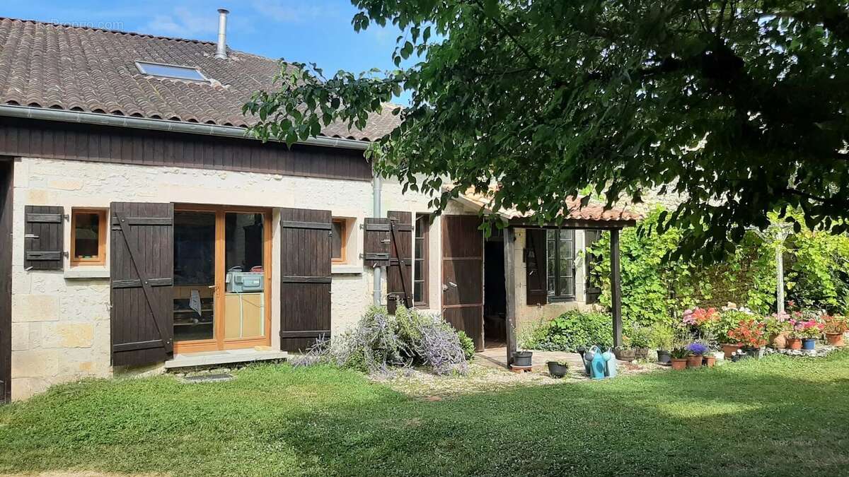 Maison à BORS(CANTON DE MONTMOREAU-SAINT-CYBARD)