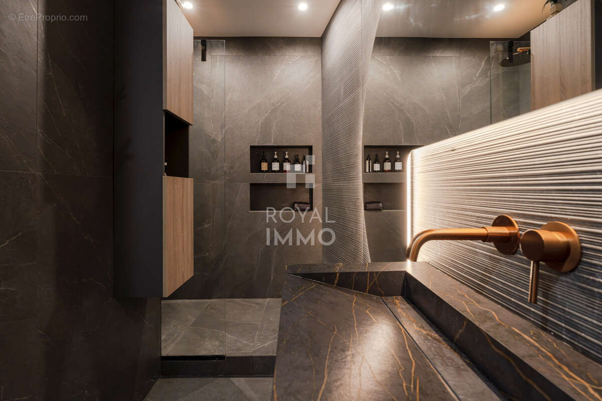 Élégant appartement haussmannien de prestige   120 m2   Hyères Centre Ville - photo 12