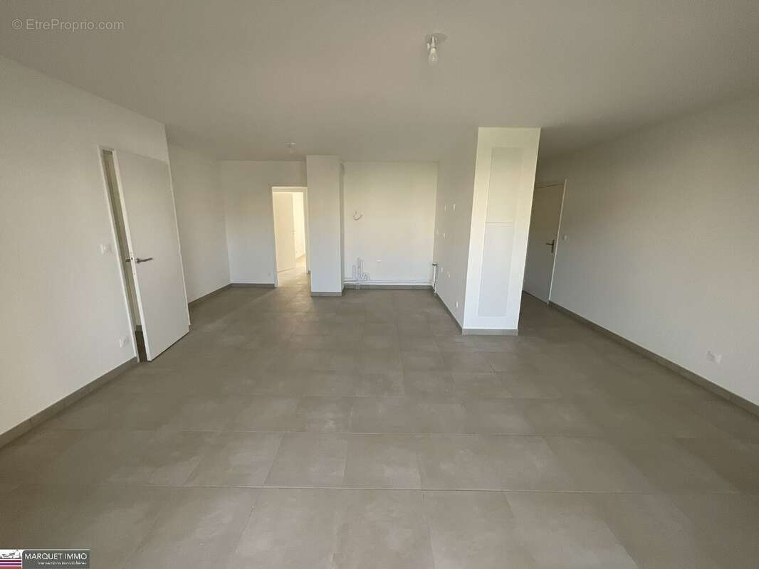 APT T4 offrant 90 m² avec double terrasse 18 m² et 6 m² et parking au 3° étage avec ascenseur... - photo 8