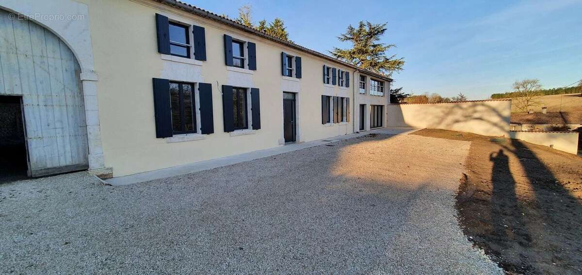 10 Km Sud Barbezieux : corps de ferme entièrement rénové - photo 17