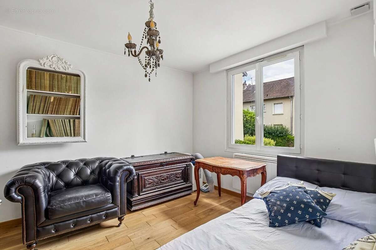 LE PECQ, maison de 215 M2 au sol sur 347 M2 de terrain - photo 7