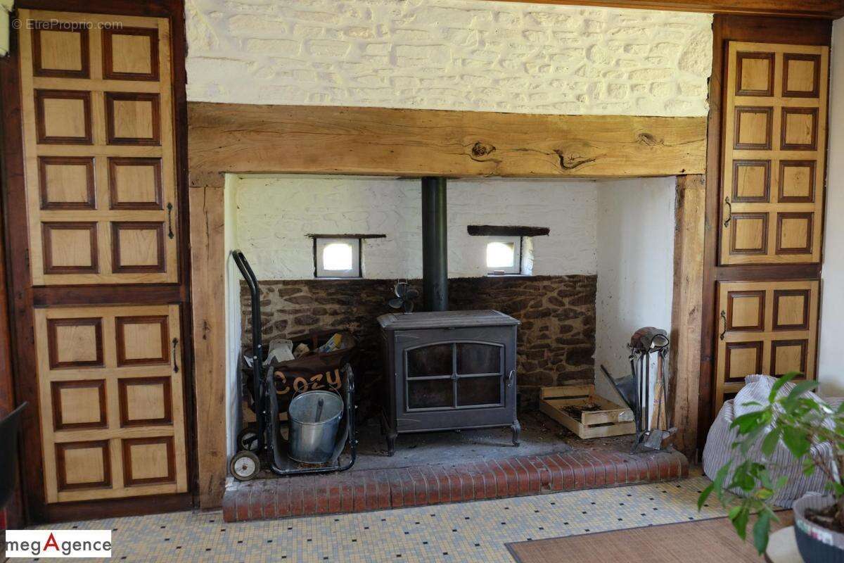 Maison à SAINT-GERMAIN-LES-VERGNES