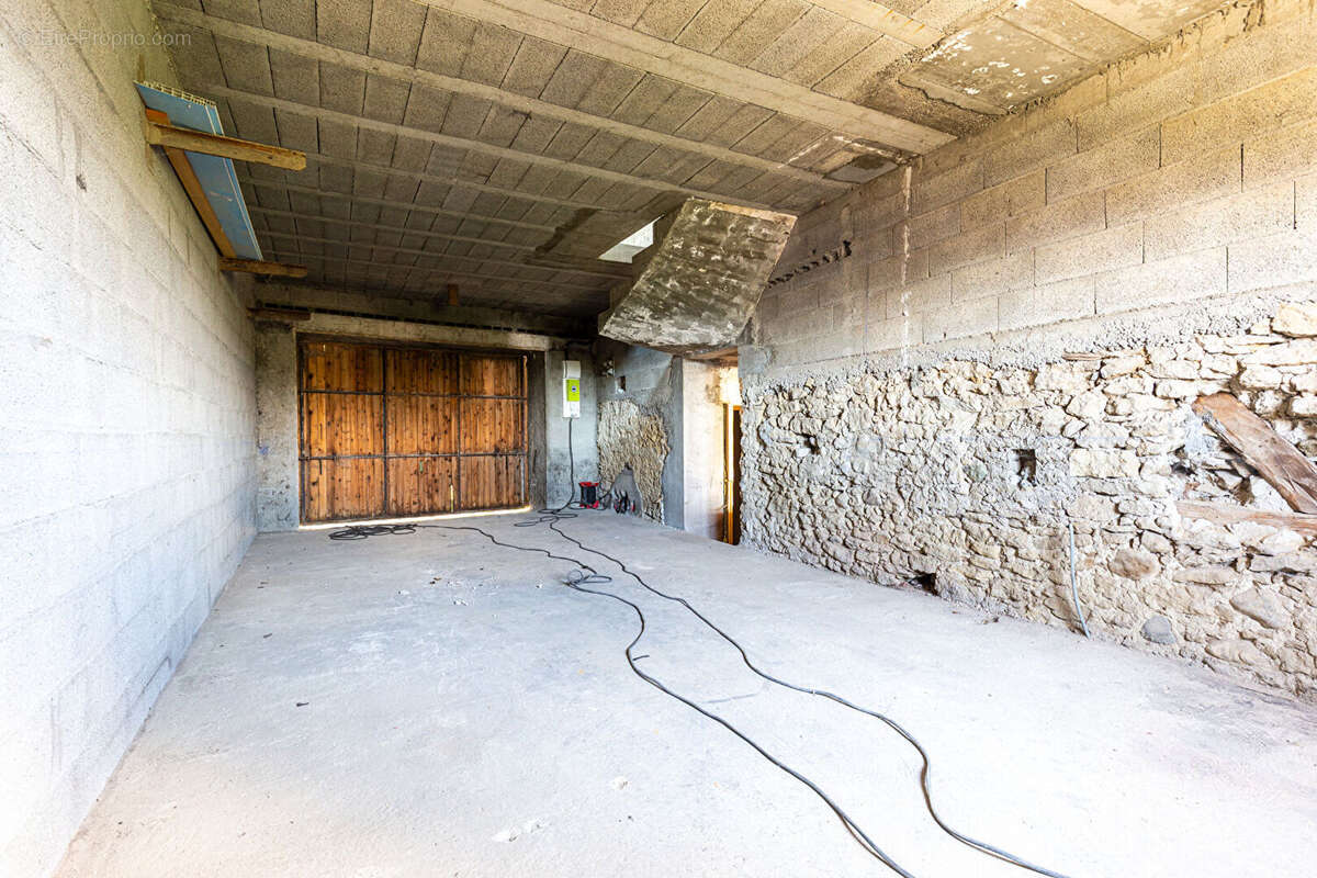 "cyprès" - thusy - a vendre en exclusivite - corps de ferme a renover 291m2 et annexes garage, caves & hangar 115m2 - toiture re - photo 10
