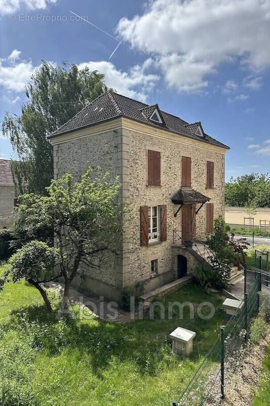 Maison à LE PERRAY-EN-YVELINES