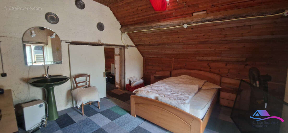 Chambre étage - Maison à CHATEAUMEILLANT