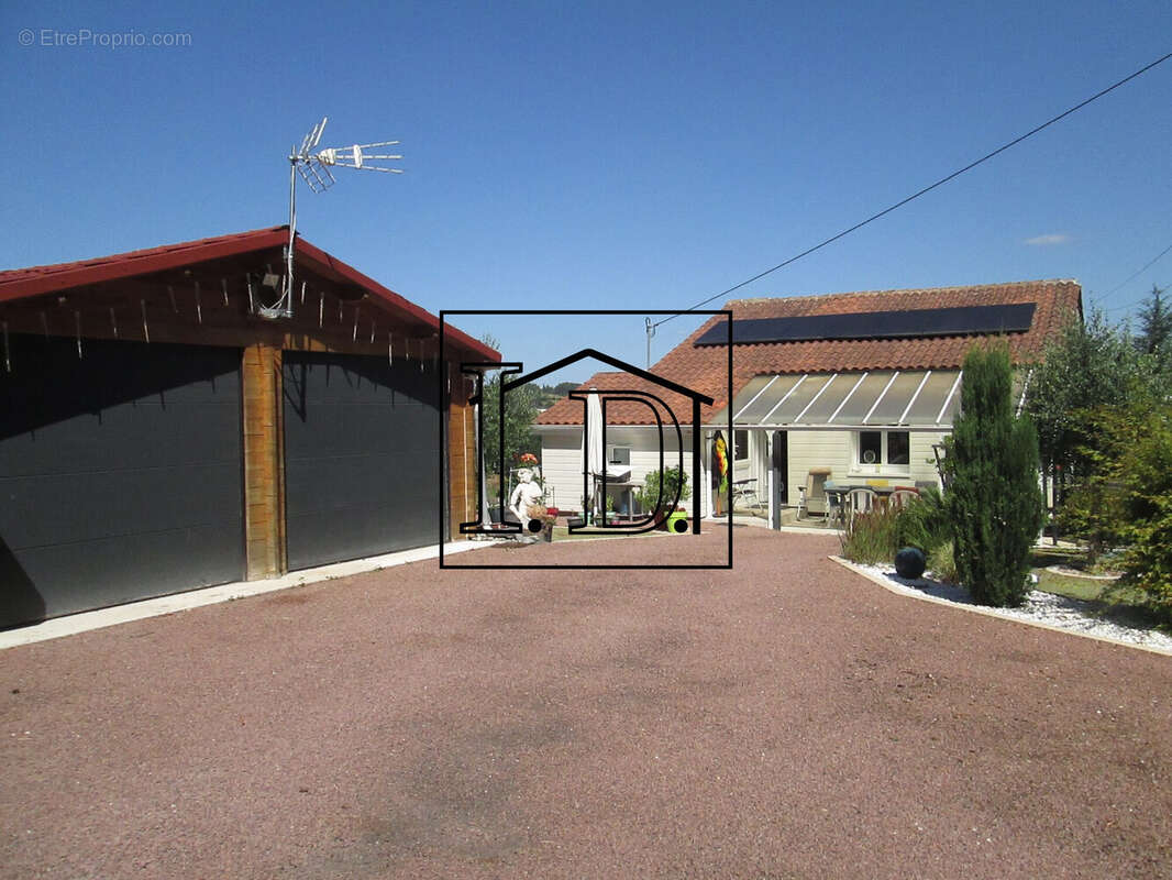 Maison à AGONAC