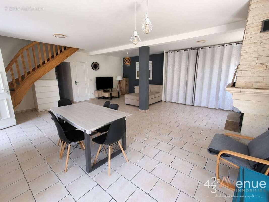 Maison à LE CHAMBON-FEUGEROLLES