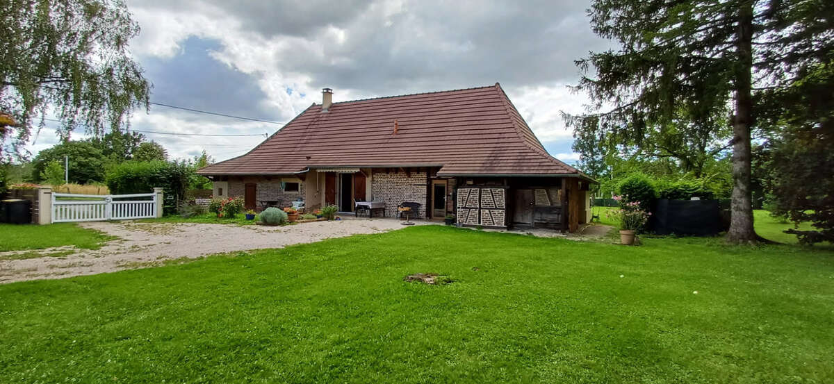 Maison à SENS-SUR-SEILLE