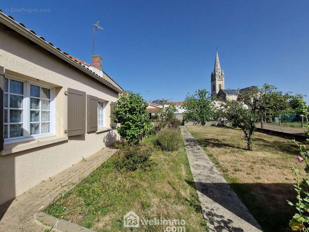 Vue sur l'église, côté jardin.