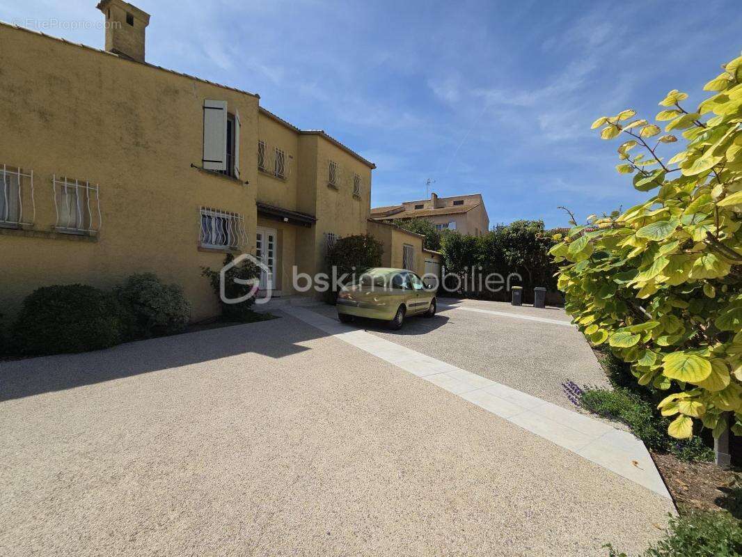 FRONTIGNAN – Élégante villa familiale de 195 m² de type 8 avec piscine, prestations haut de gamme et jardin paysager - photo 16