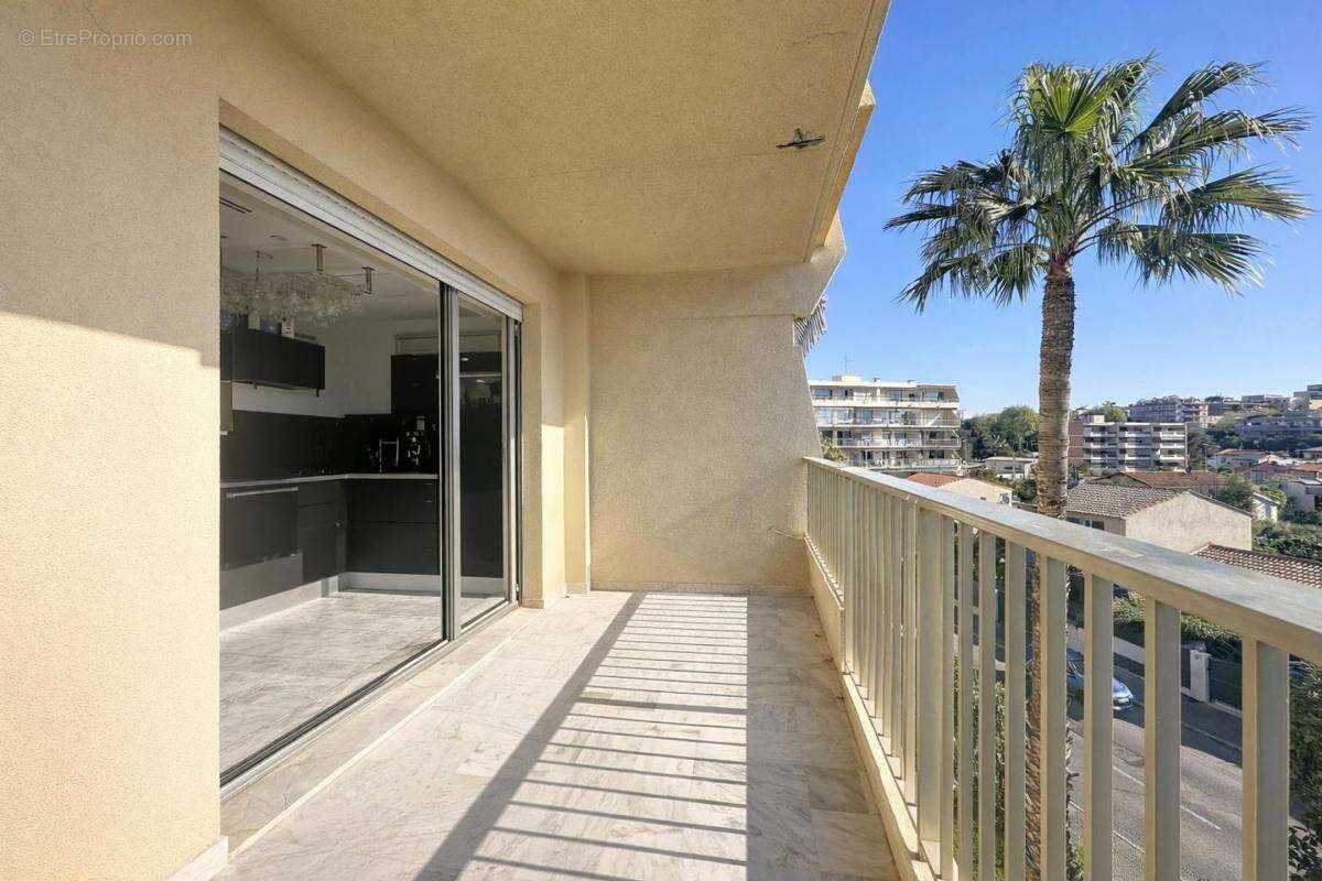 Appartement à SAINT-LAURENT-DU-VAR