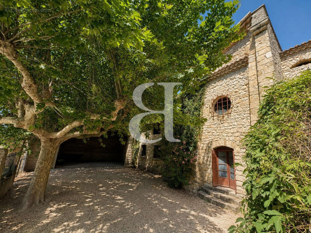 Maison 972 m² à L'isle-Sur-La-Sorgue  - photo 3