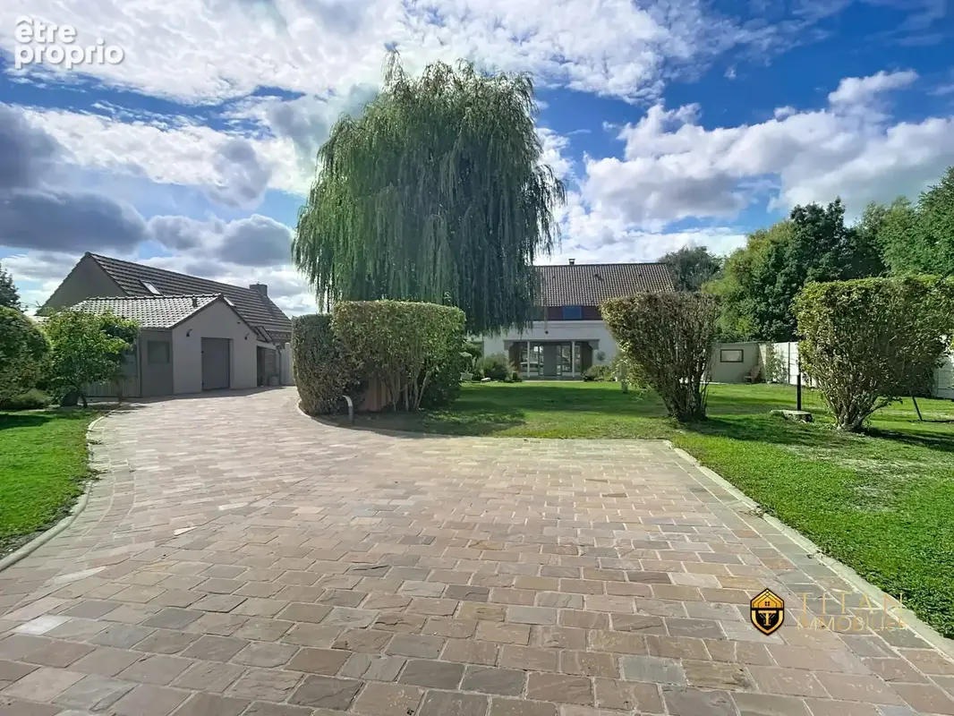 EXCLUSIVITÉ - Maison de caractère  210 m²  3 chambres, 2 garages  Sainte-Marie-Kerque - Titan Immobilier