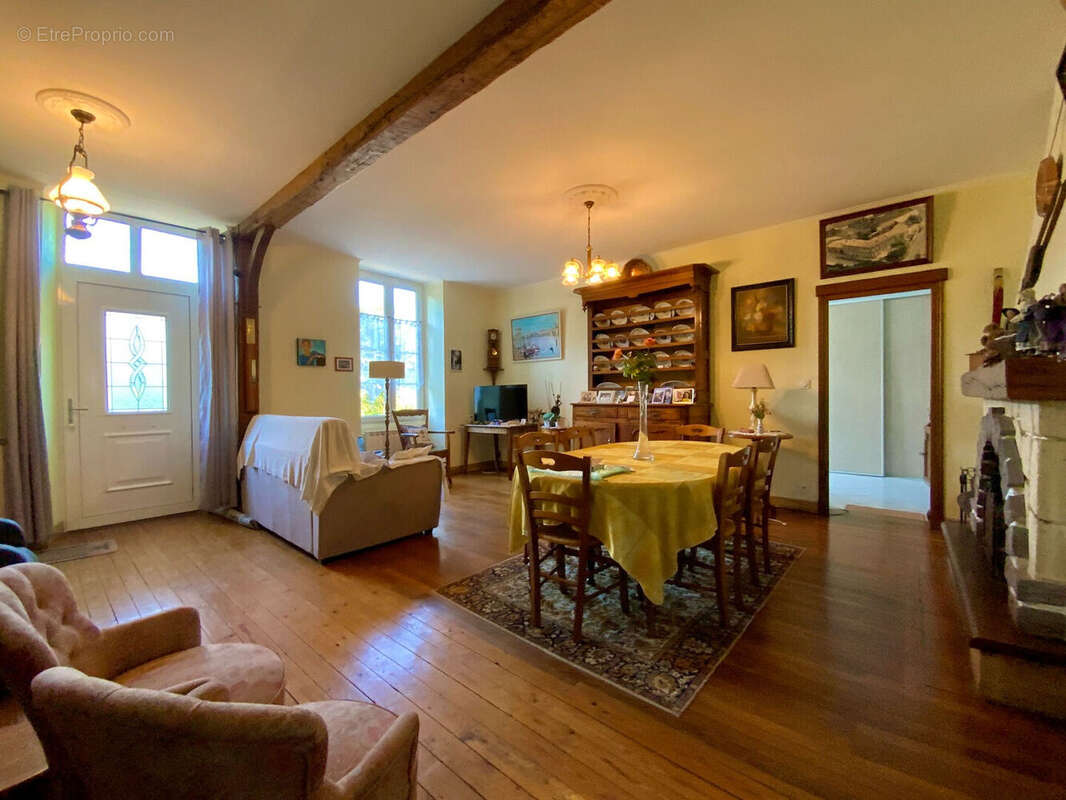 Maison à SAINT-GENIS-DE-SAINTONGE