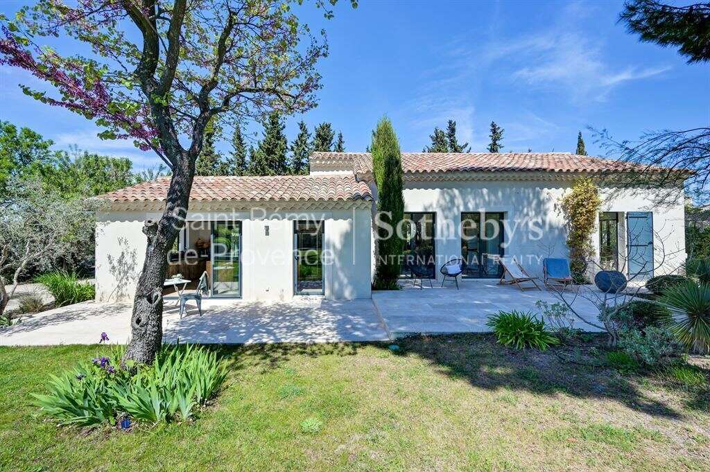 Exclusivité. Rare, Eygalières, belle maison rénovée en centre village avec jardin et piscine - photo 11