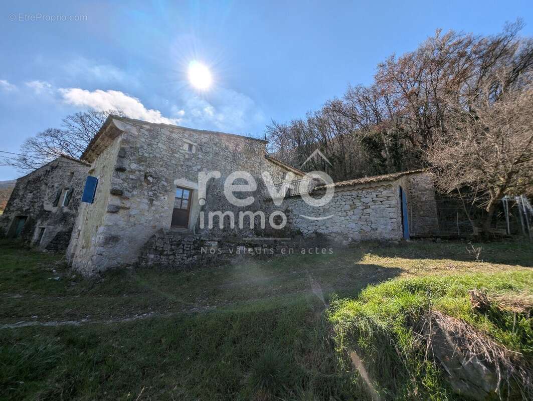 Maison à ROCHE-SAINT-SECRET-BECONNE