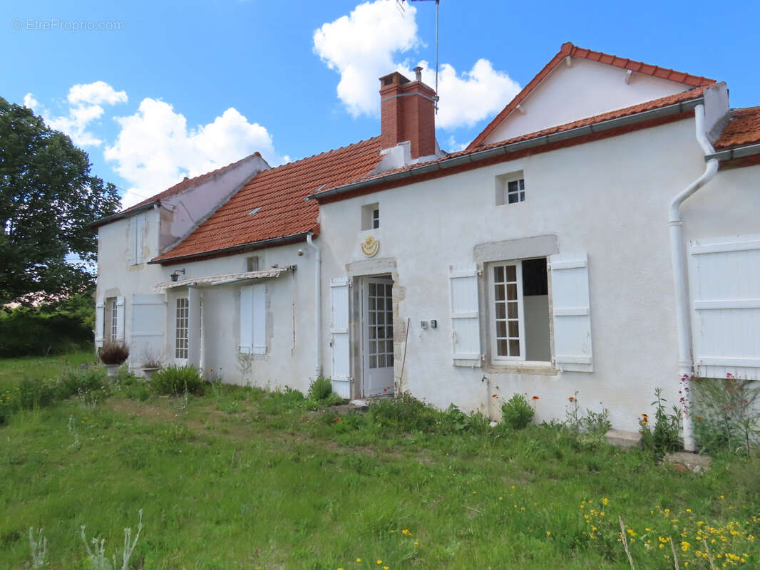 Maison à BELLENAVES