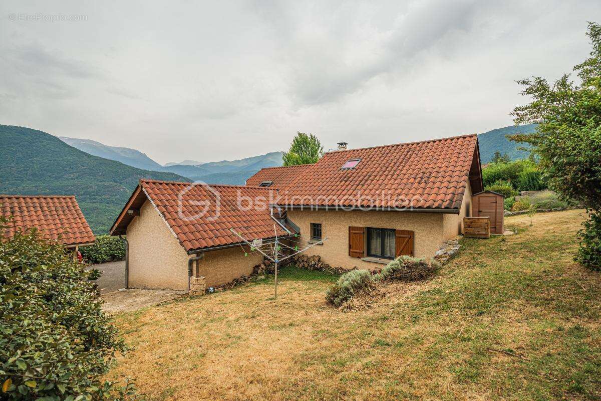  Maison familiale avec grand terrain, piscine et autonomie énergétique – Notre-Dame-de-Mésage Le Haut - photo 24