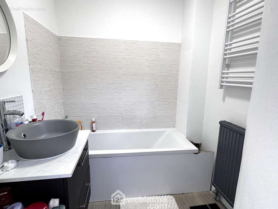 Voici la salle de bain