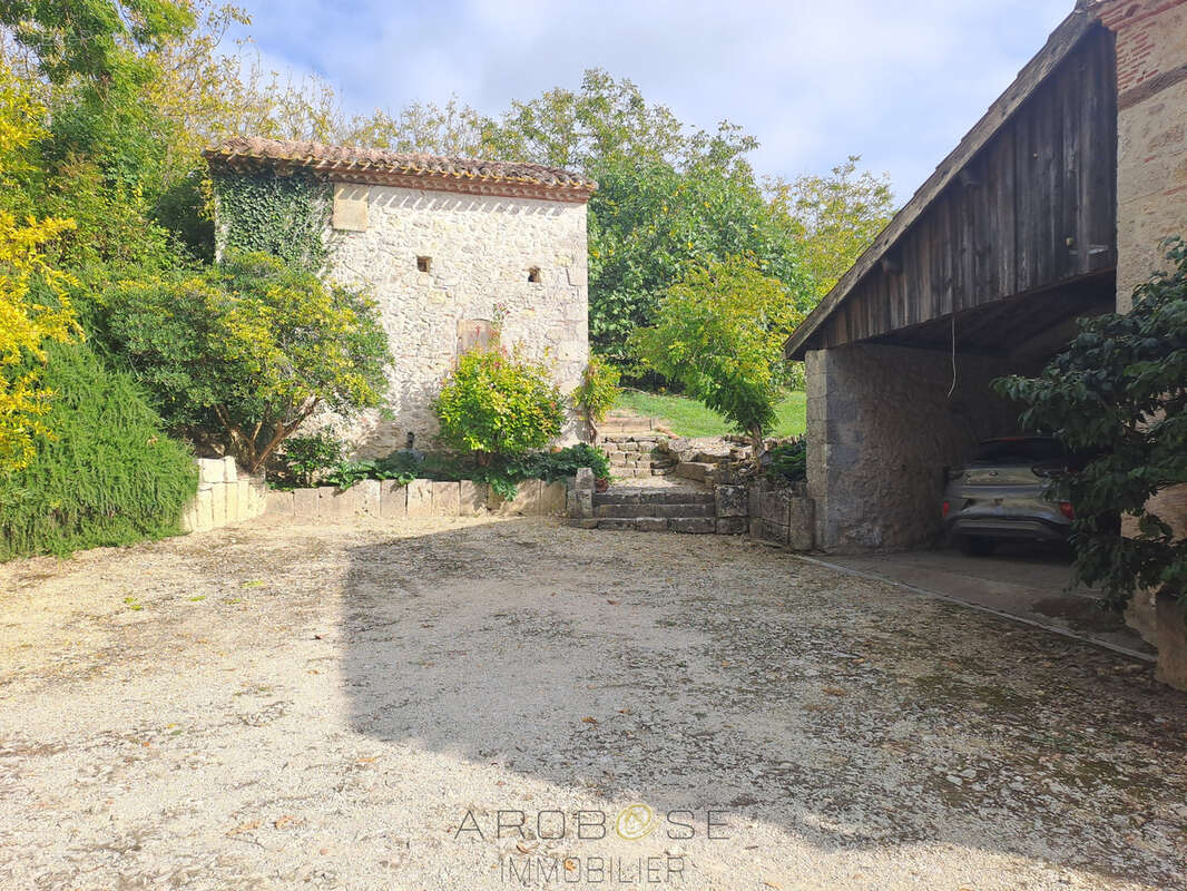 Maison familiale en pierre avec vue panoramique, verger et dépendances. - photo 45