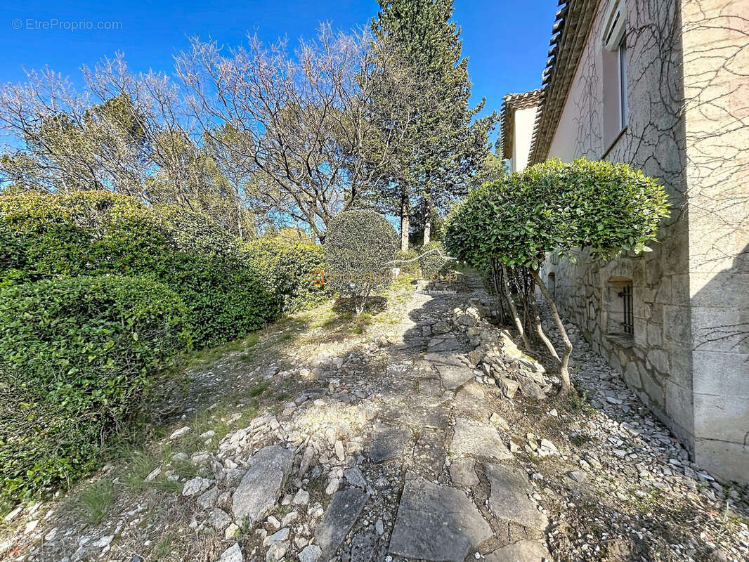 Maison à SAINT-CLEMENT-DE-RIVIERE