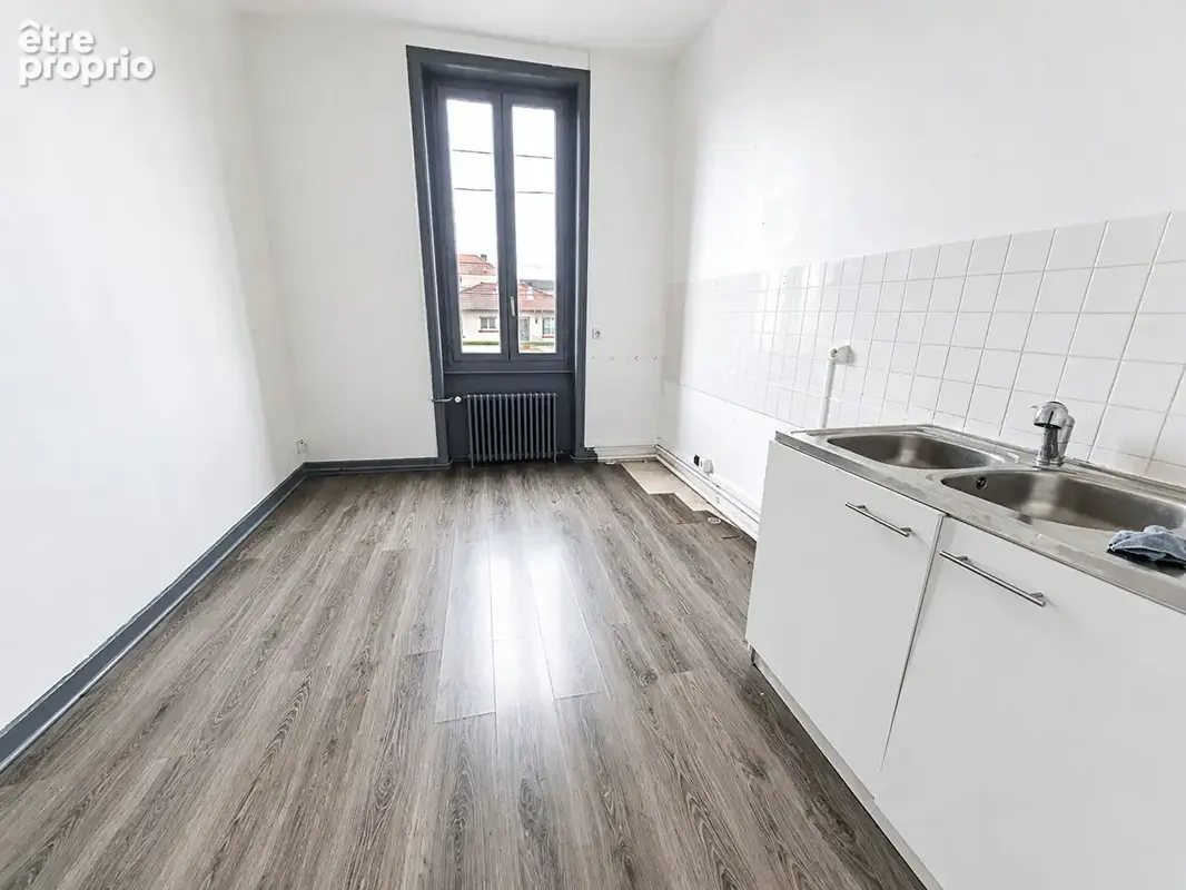 Immeuble de rapport - 3 appartements  + Une maison avec cour et garage - photo 5