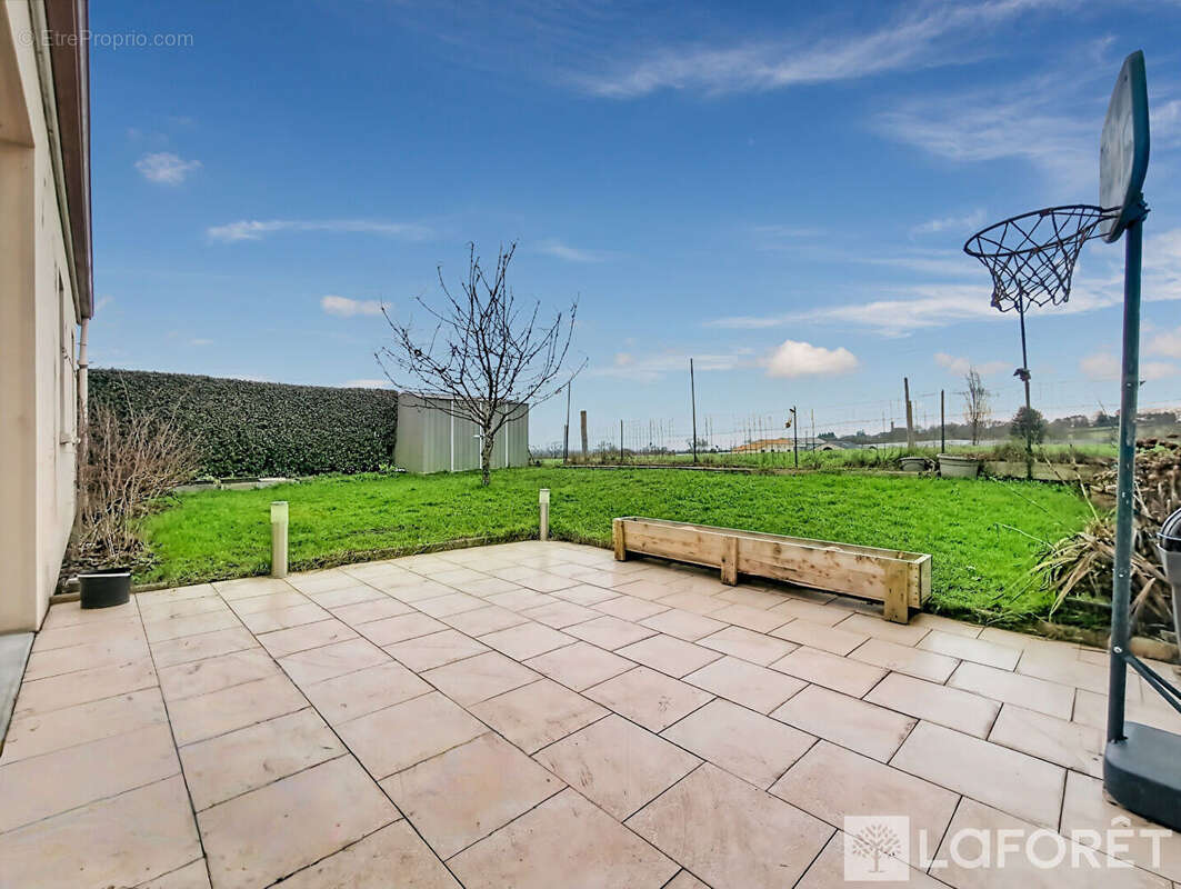 Maison à SAINT-GEORGES-DES-GARDES