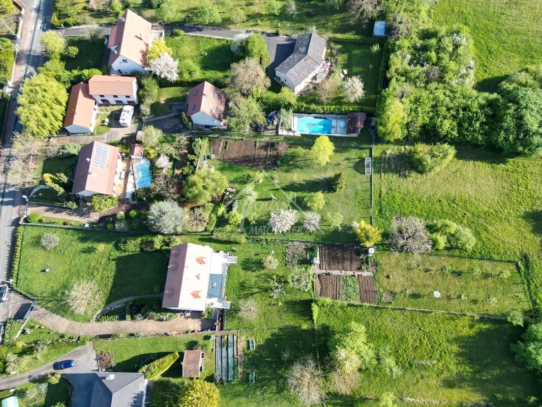 Maison à CREUZIER-LE-VIEUX