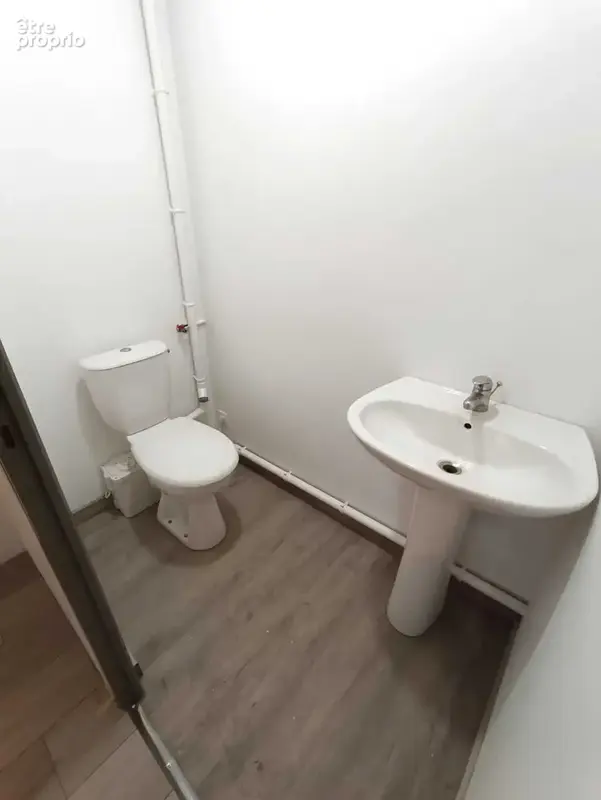 Bel Entrepôt d'environ 300 m2 sur une Parcelle de Terrain de plus de 1 000 m2 avec une Belle visibilité Commer - photo 9