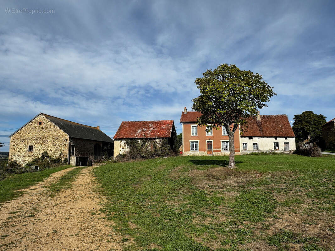 Maison à SAINT-JULIEN-LA-GENETE