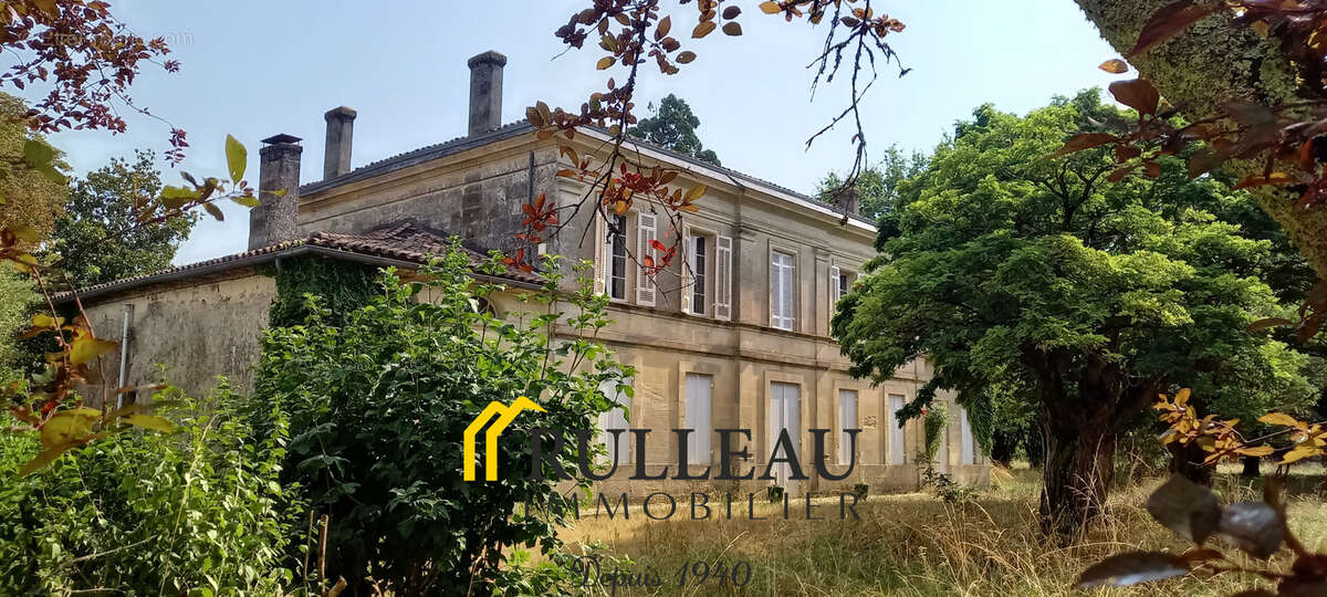 Exclusivité   Belle maison girondine en pierre de plus de 300 m2 à rénover avec parc de 1,30 hectare à Pugnac - photo 2