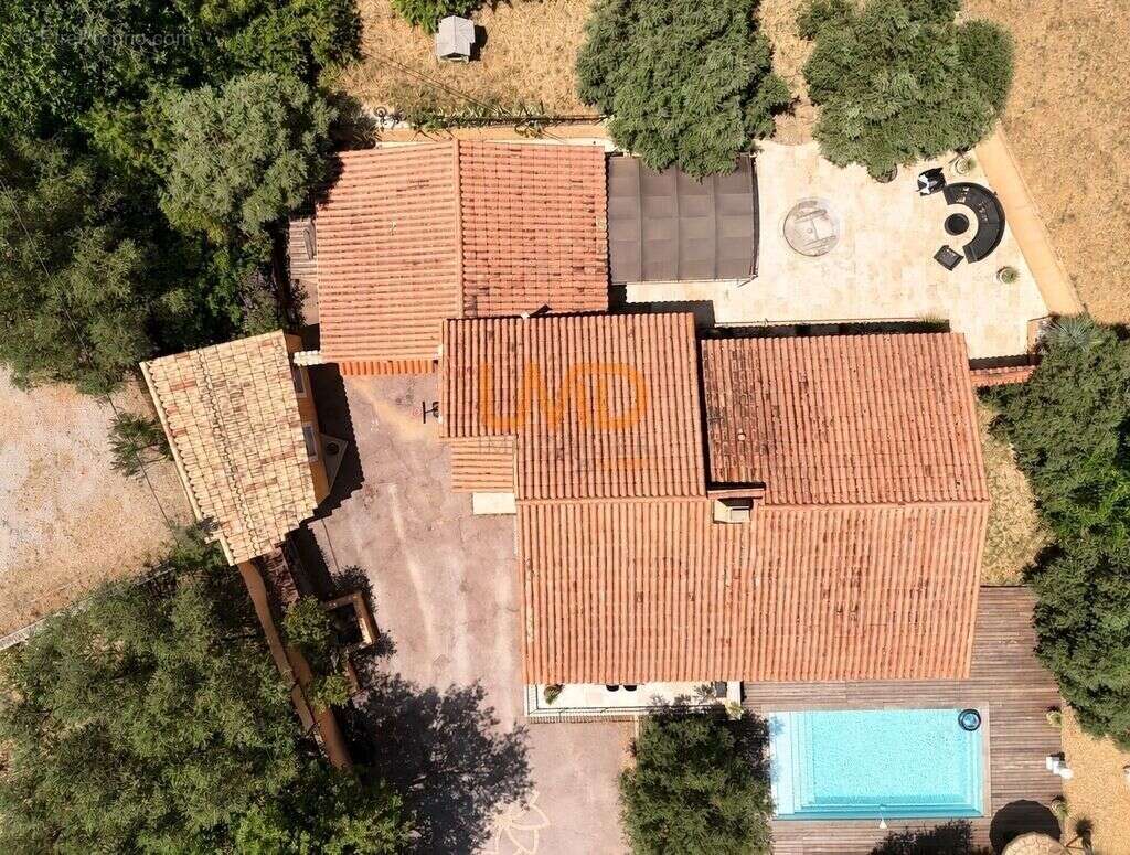 Saint Maximin: maison T5 + studio + dépendance - photo 19