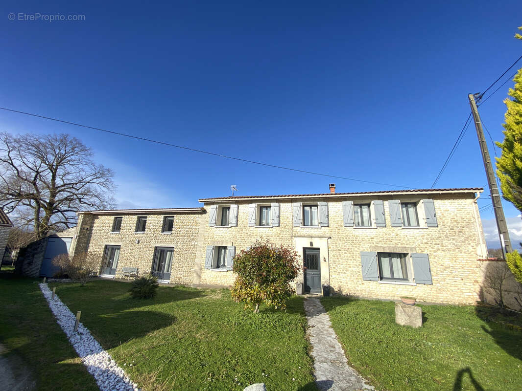 Maison à ROULLET-SAINT-ESTEPHE