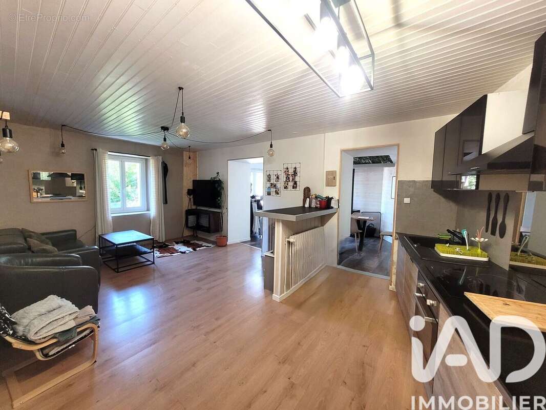 Photo 4 - Maison à LE CHAMBON-FEUGEROLLES